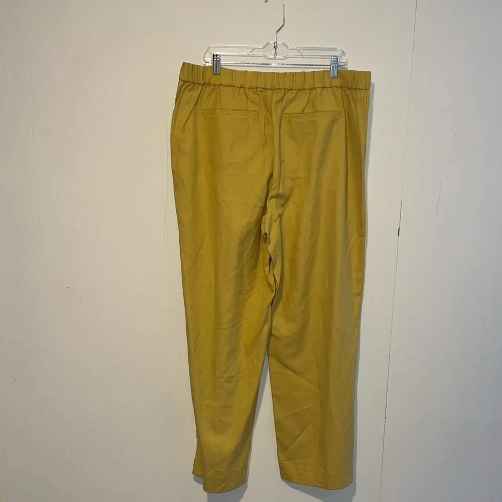 NWT Banana Republic Women’s Yellow Chinos I14